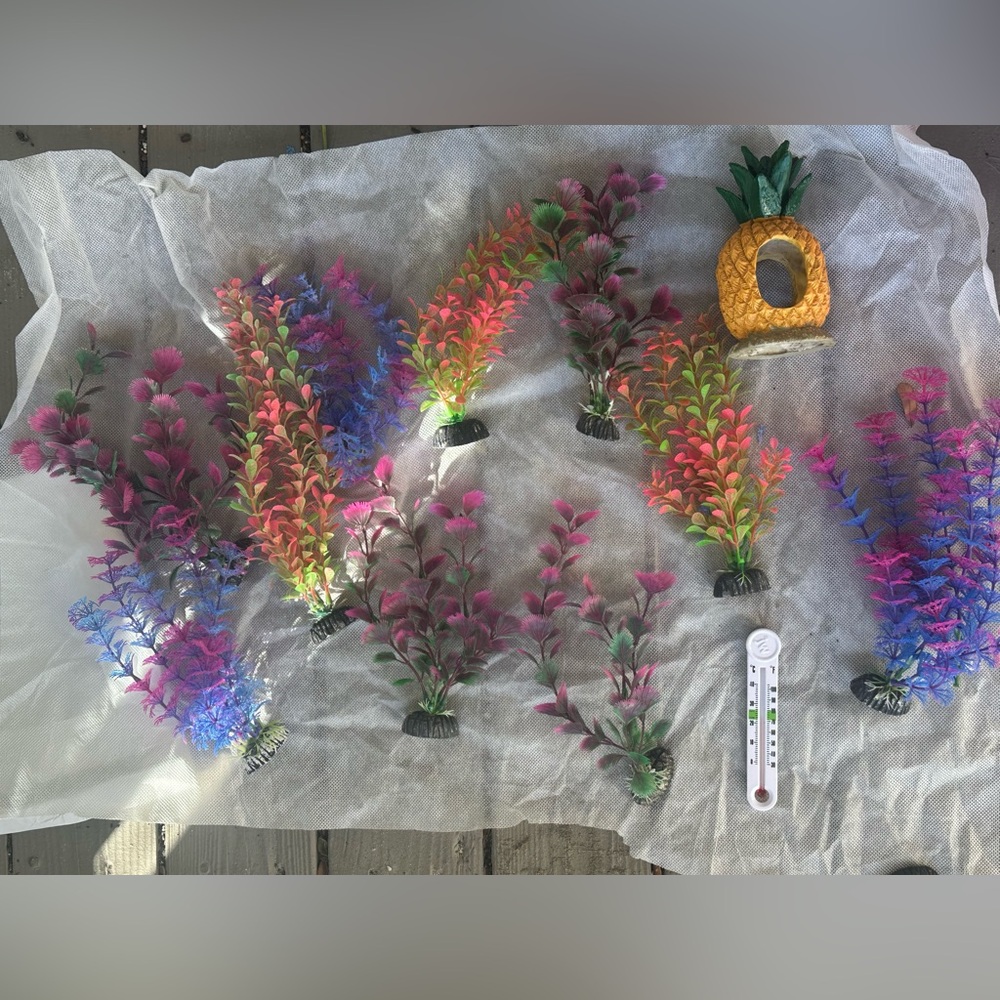 Penn-Plax Aqua-Plants Plastic Aquarium 10 Piece Plant, Pineapple & thermometer.
